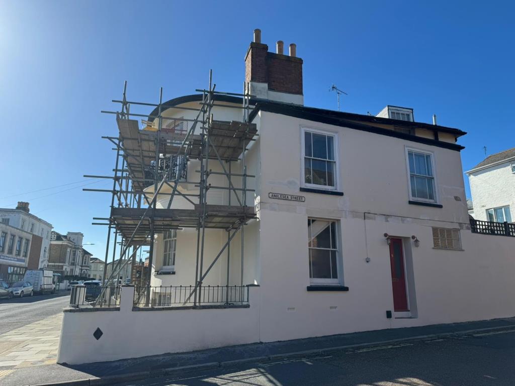 Lot: 183 - TOWN CENTRE MAISONETTE WITH GARDEN FOR INVESTMENT OR OCCUPATION - Front & Side View